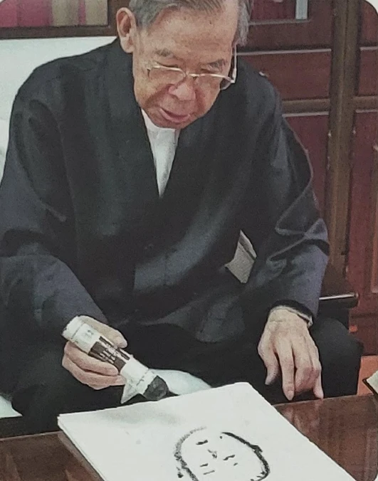 김수환 추기경이 자화상을 그리는 모습