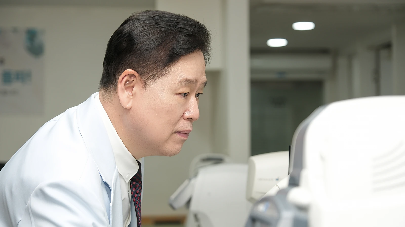 검사 장비를 살펴보는 송명철 대표원장